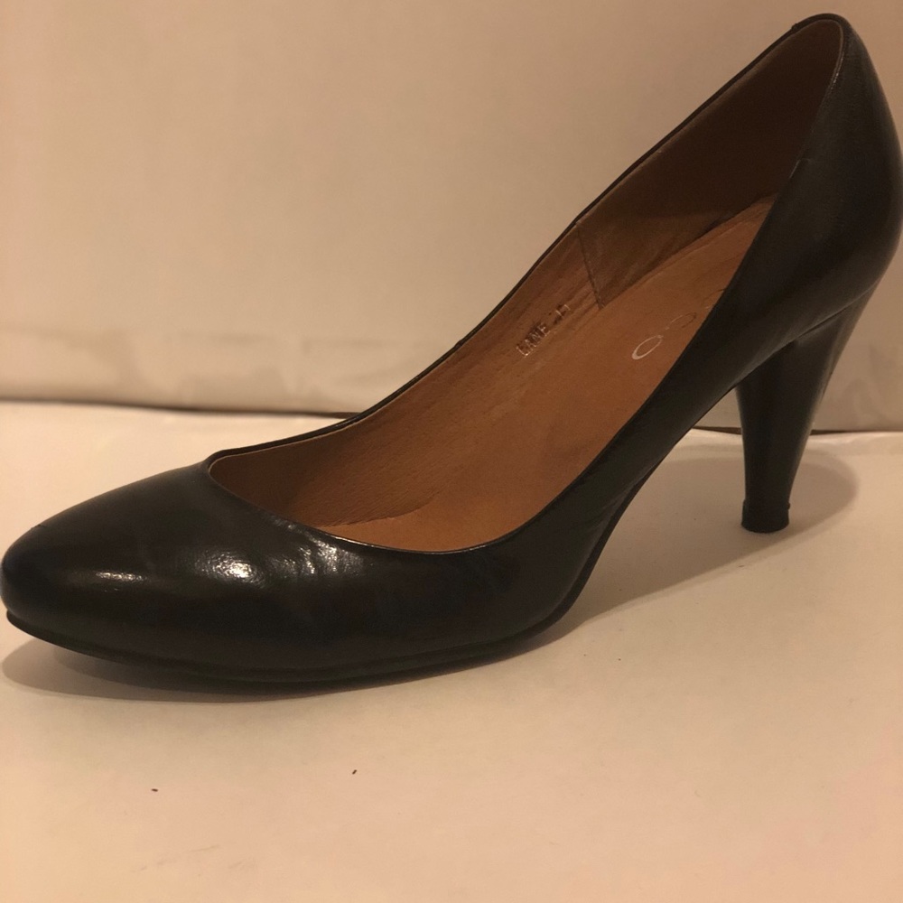 Lightly black patent vintage pumps